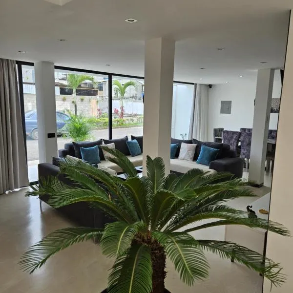 Urbanizacion privada "El Sol", Villa K2，位于马查拉的酒店