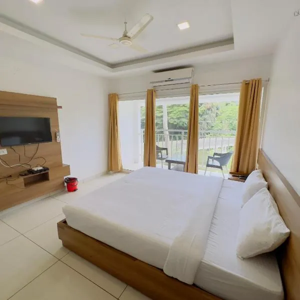 HOTEL LETS STAY，位于埃尔讷古勒姆的酒店