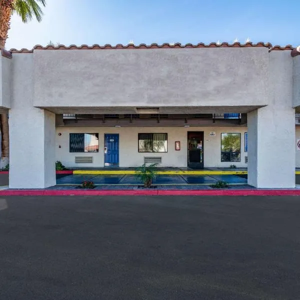 Rodeway Inn & Suites Thousand Palms - Rancho Mirage，位于Sky Valley Mobile Home Park的酒店