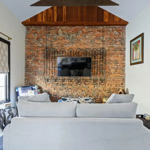New! Historic 1bed/1bath Suite Steps to River St!，位于萨凡纳的酒店