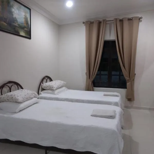 Yasmeen Studio Roomstay Kijal - Room 1 - FOR TWO PERSON ISLAM GUEST ONLY，位于Kampong Beris Meraga的酒店