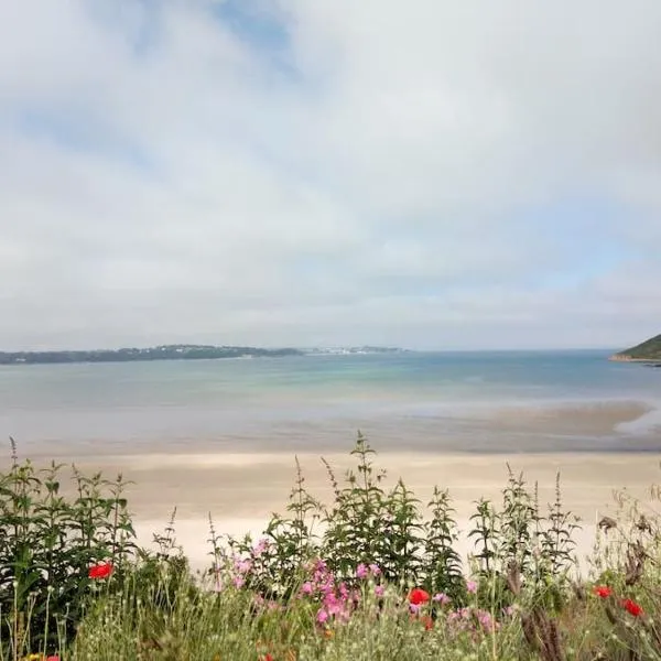 Appartement à 50m de la plage，位于Saint-Michel-en-Grève的酒店