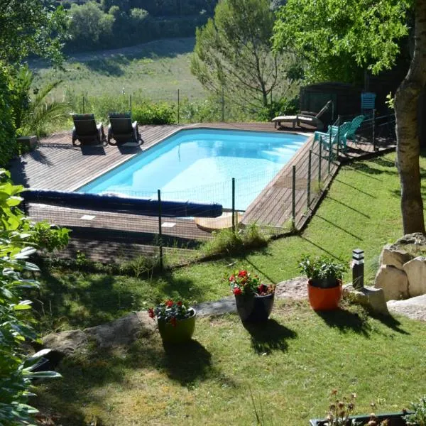 Chalet, calme, absolu, superbe vue, et piscine (en été)，位于Ventenac-Cabardès的酒店