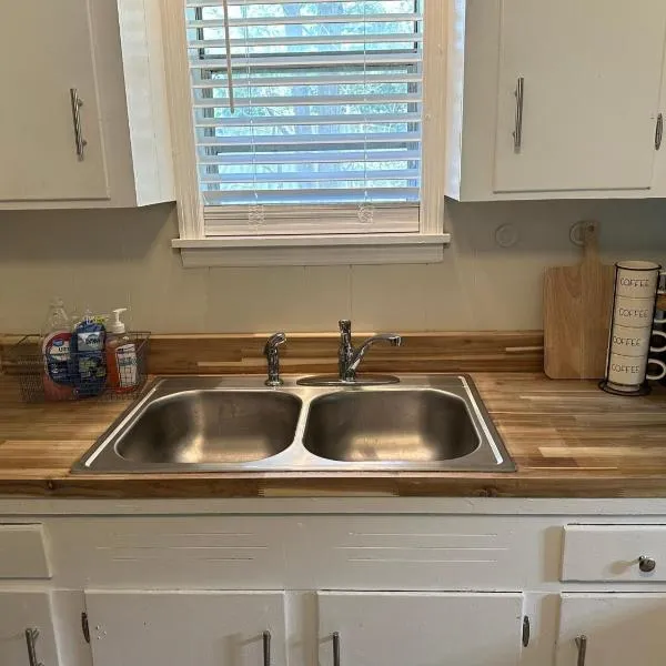 Little House by the Lake，位于Hartwell的酒店