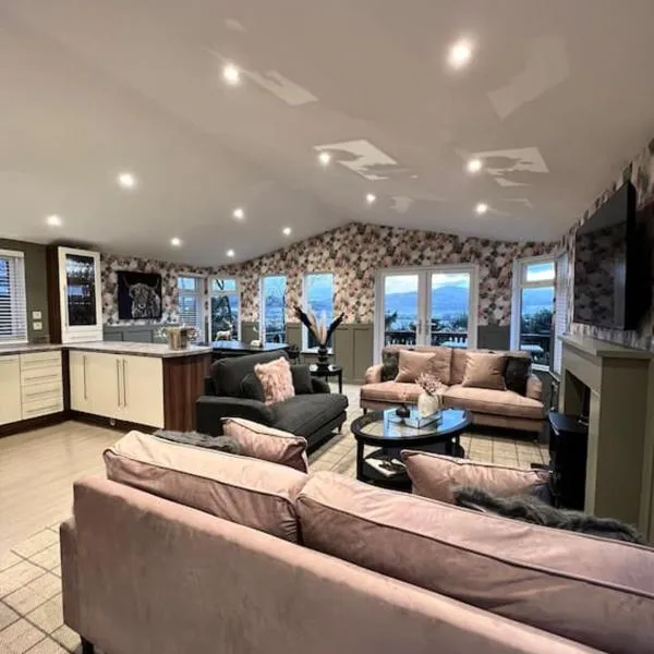 Luxury Lodge With Hot Tub In Royal Deeside，位于Strachan的酒店