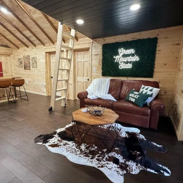 Brook Haven Retreat - Minutes to Mt Snow / Stratton, Pet Friendly!，位于Wardsboro的酒店