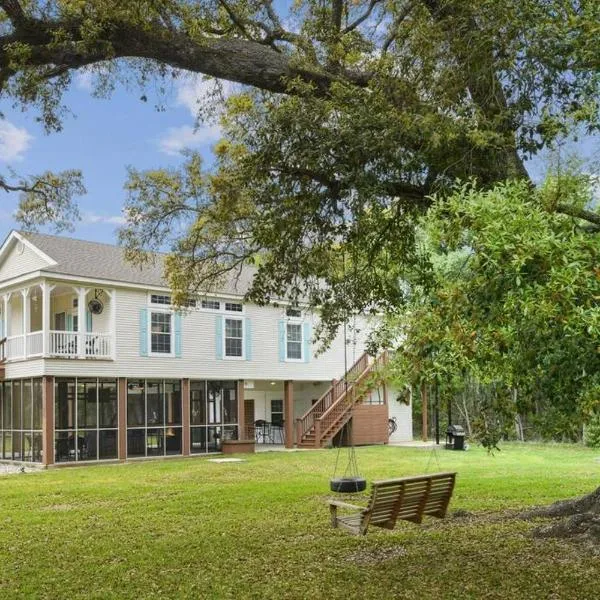 Old Town Bay St. Louis Outdoor Bar Area Game Room，位于贝圣路易斯的酒店