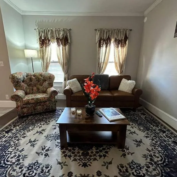 Spacious and Cozy- near T-station-Quiet Neighborhood!，位于马尔登的酒店