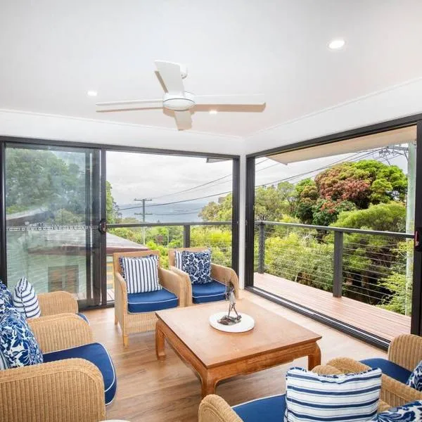 Island Hideaway + 1 min to Cylinder Beach + Sleeps 10，位于波因特卢考特的酒店