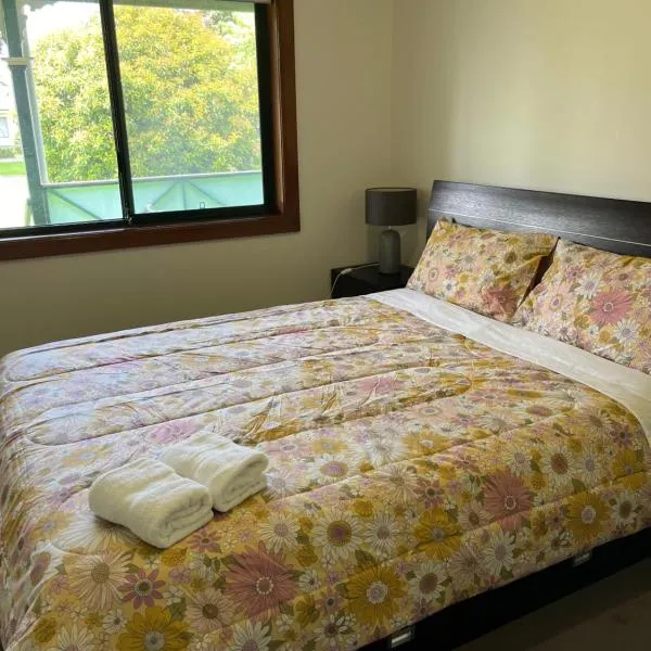 Cheerful 2 bedroom house with a beautiful veranda，位于Lara的酒店