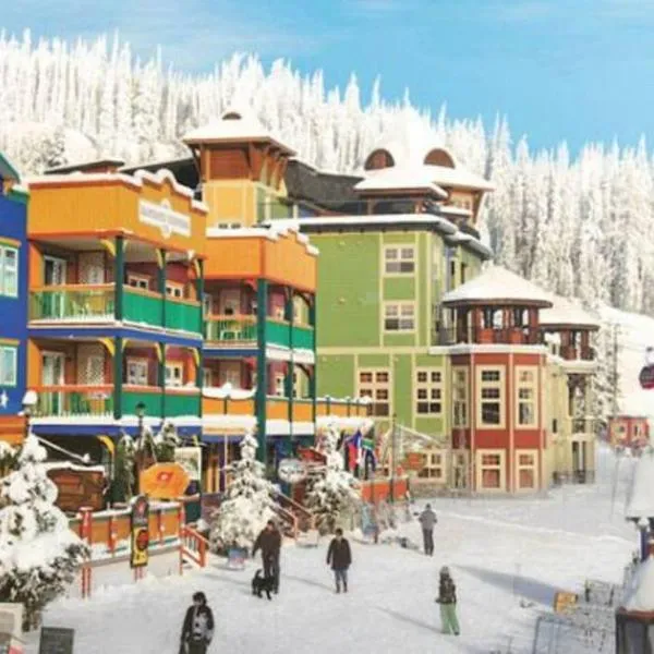 Lakeviews, big yard/deck, minutes to Silver Star/Golf/Wineries.，位于弗农的酒店