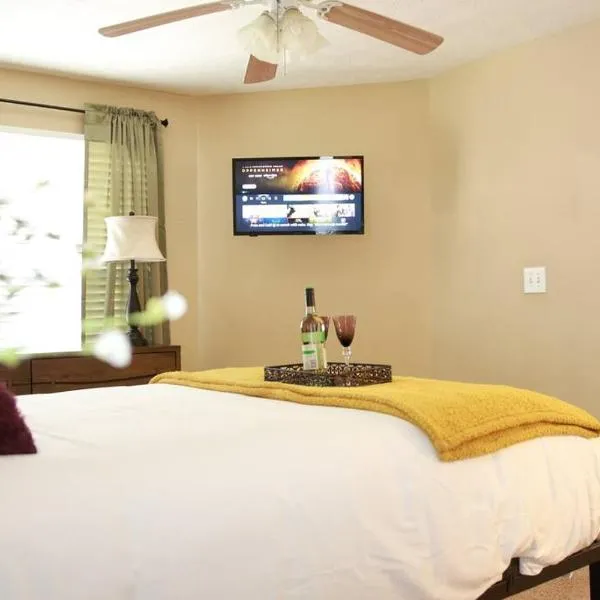 Entire 2 Bedroom Apt Home in Sandy Springs，位于桑迪斯普林斯的酒店