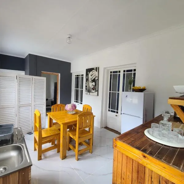 Bosberg Selah - Cosy 2-Bedroom Apartment with Mountain View，位于Somerset East的酒店