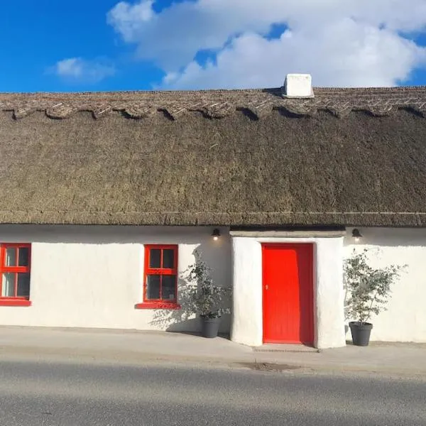 Luxury 300yr old Irish thatch cottage close to sea，位于Rush的酒店