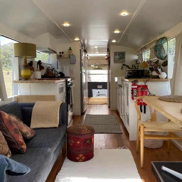 BUS - Tiny home - 1980s classic with off grid elegance，位于Redesdale的酒店