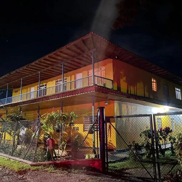 Hostal Campestre Araucarias，位于圣罗莎德卡瓦尔的酒店