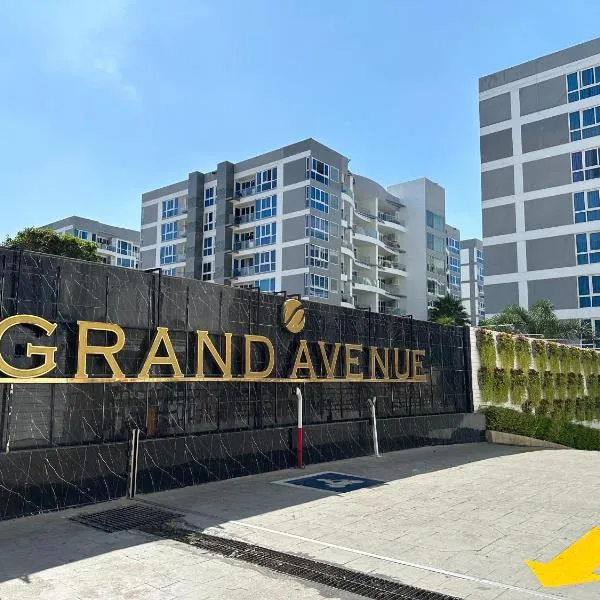 Large Ground Floor Condo, Grand Avenue, Central Pattaya，位于芭堤雅市中心的酒店