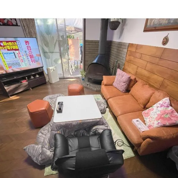 Tatami room & Living Room equipped with Multinational TV and Fire, BBQ corner in Tokyo Downtown House，位于Toride的酒店