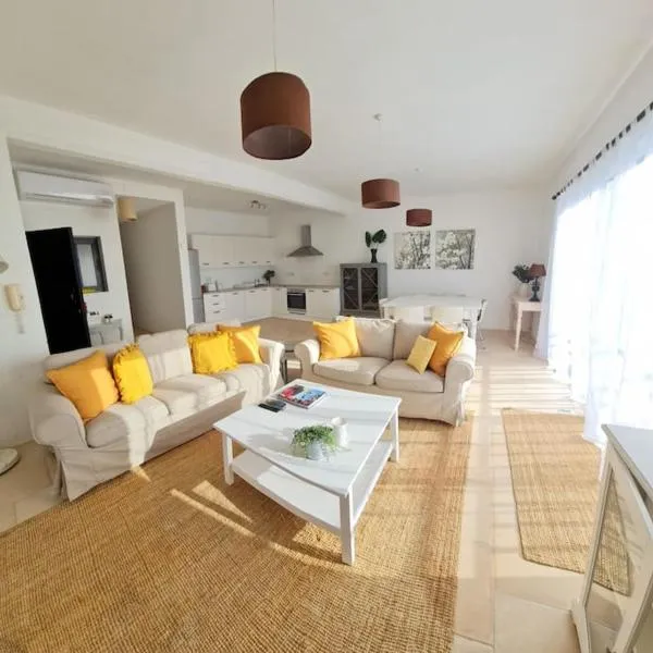 Sunny apartment with rooftop terrace in Victoria，位于Għajn il-Kbira的酒店