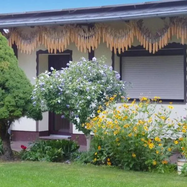 Bungalow in L bben with a terrace，位于吕本的酒店