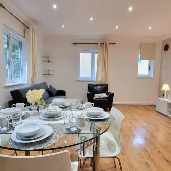 Specious Parkview Apartment, 4 Mins Walk to Underground，位于Barkingside的酒店
