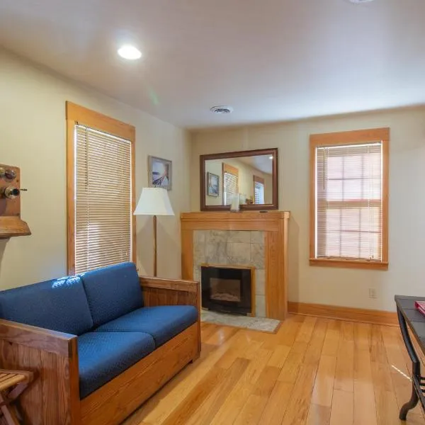 Stay In Ohiopyle in town by the GAP trail, hot tub，位于Ohiopyle的酒店