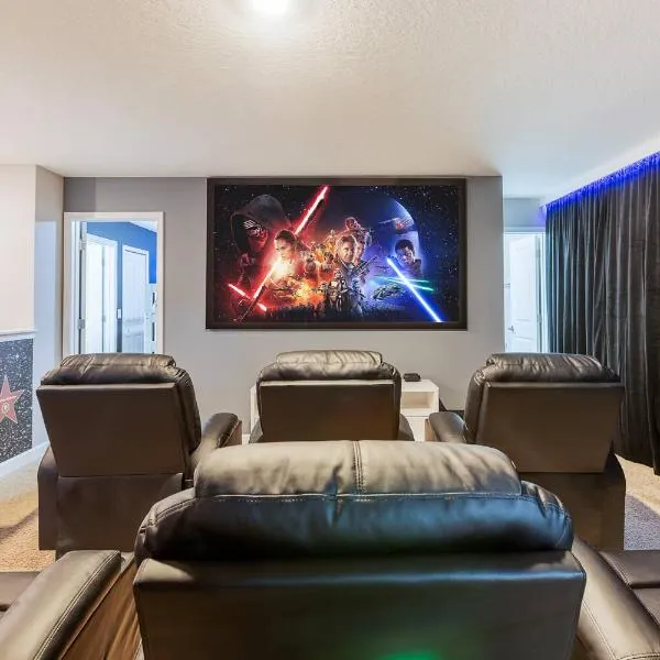 Family 9BR House w Pool Theater Game Room，位于达文波特的酒店