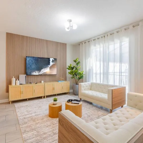 Family 4BR w Private Pool near Disney Parks，位于基西米的酒店