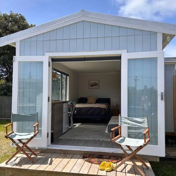 Kowhai Landing Beach Cabin，位于Manakau的酒店