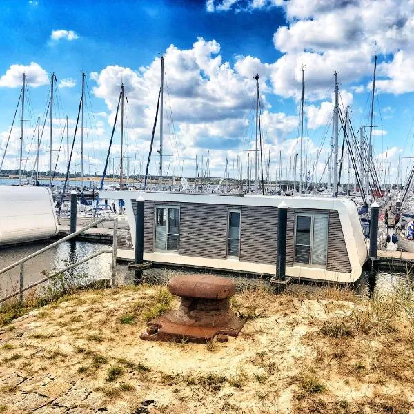 Schwimmendes Ferienhaus Heimathafen，位于格罗森布罗德的酒店