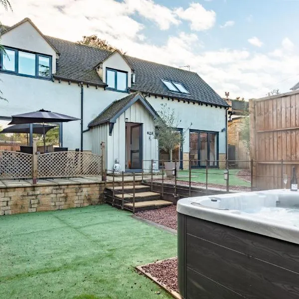 Cotswold holiday let with hot tub - The Old Garage，位于奇平诺顿的酒店