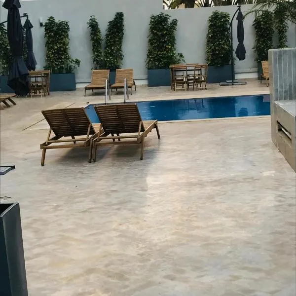 Apparemment avec piscine，位于盖尼特拉的酒店