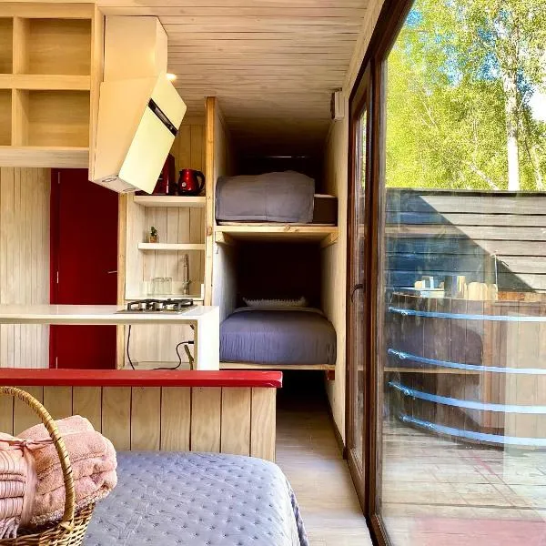 Refugio 14 with hot tub in the forest，位于Puñaco的酒店
