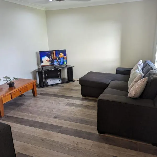 Christa's 4Bedroom Entire Private House Gladstone City，位于格拉德斯通的酒店