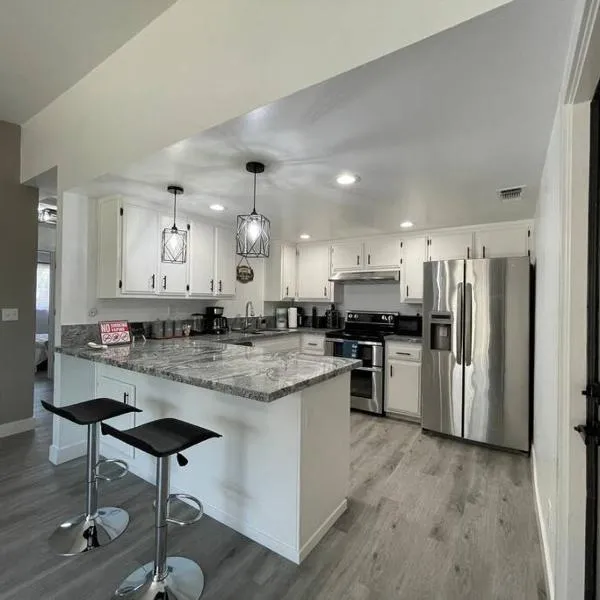 Entire Modern House with King bed & 65inTV，位于Carmichael的酒店