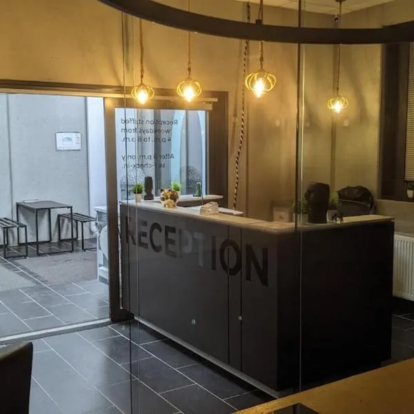 BUSINESS-MOTEL, free massage chairs, secure XL-Parking, 24h-Checkin，位于Heimsheim的酒店