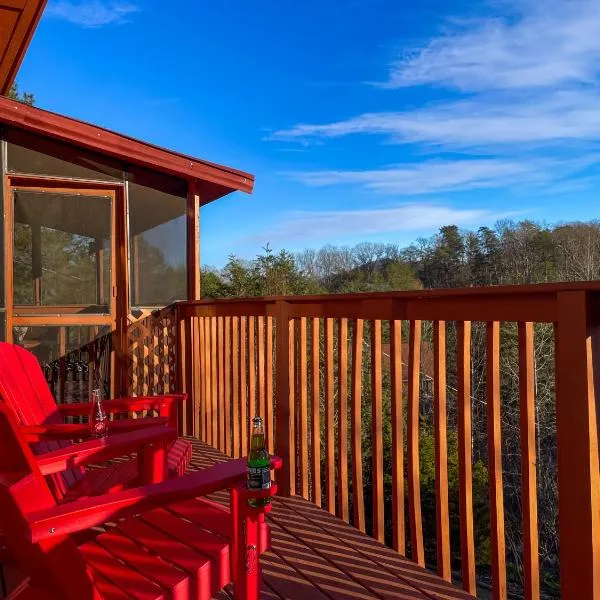 Luxurious Pigeon Forge Cabin, w/ HotTub, EasyDrive, Arcade Game, Panoramic Views，位于鸽子谷的酒店