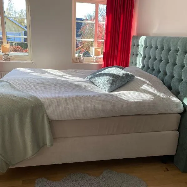 Glamping Stay with Comfortable Beds and a Beautiful Garden in Kallfors, Stockholm near a Golf Course, Lakes, the Baltic Sea, Forests & Nature，位于Järna的酒店