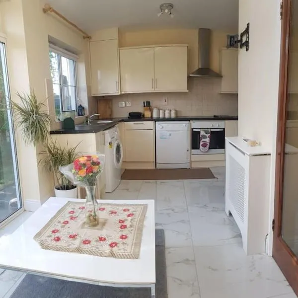 3 Bedroom 3 Bathroom House, Dublin，位于卢坎的酒店