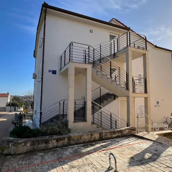 Apartmani 4 Delfina Rogoznica，位于罗戈兹尼察的酒店