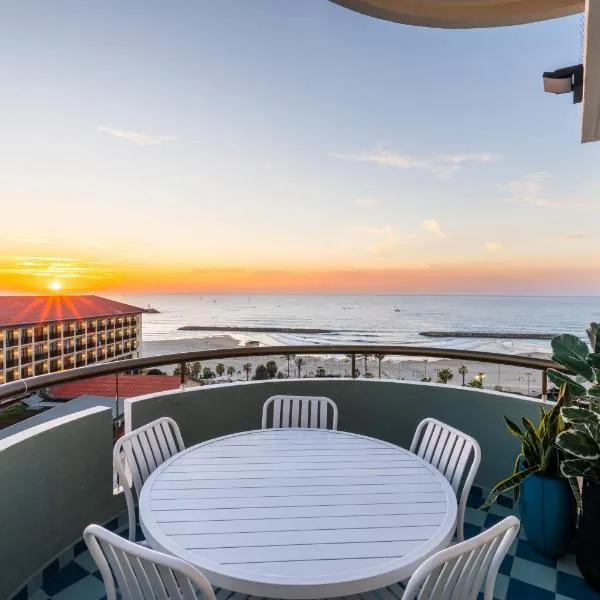 Sunsets Paradise 2BR with Parking by Beachfront Stay，位于荷兹利亚的酒店
