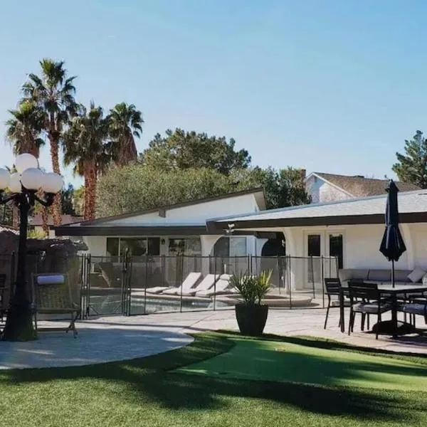 Luxury Villa, with bonus pool house, Private Pool, Hot tub, rock water fall and slide, putting green, basketball, shuffle board, play gym, privately gated on circular driveway.，位于拉斯维加斯的酒店