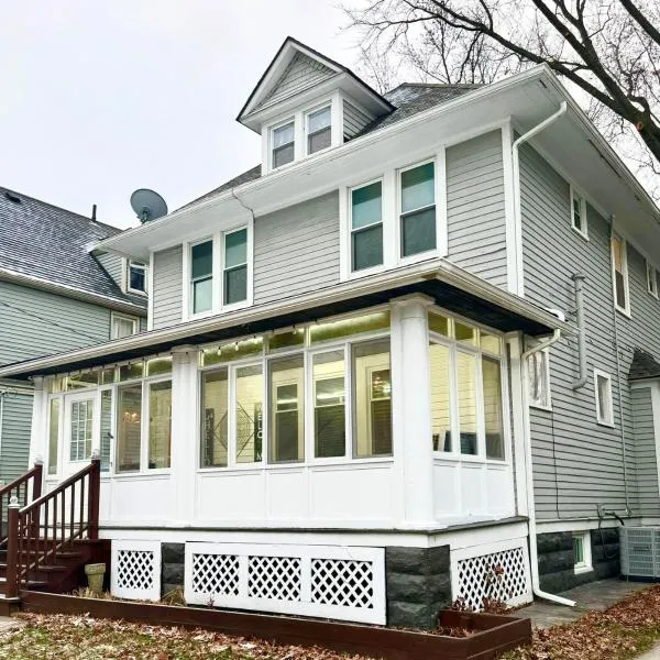 The House Hotel Elmwood，位于莱克伍德的酒店