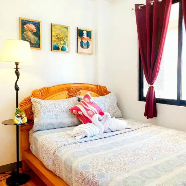 Retreat to a Stylish Flat w/ Balcony + Garden View，位于Carmen的酒店