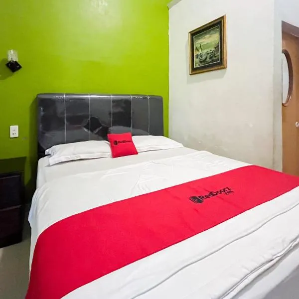 RedDoorz near Pantai Pandan Sibolga 2，位于Halangan的酒店