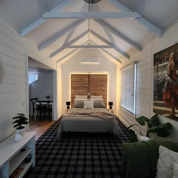 Daylesford - Frog Hollow Estate -THE COTTAGE - enjoy a relaxing and romantic night away in our gorgeous little one Bedroom ROMANTIC COTTAGE under the apple tree with water views，位于Glenlyon的酒店
