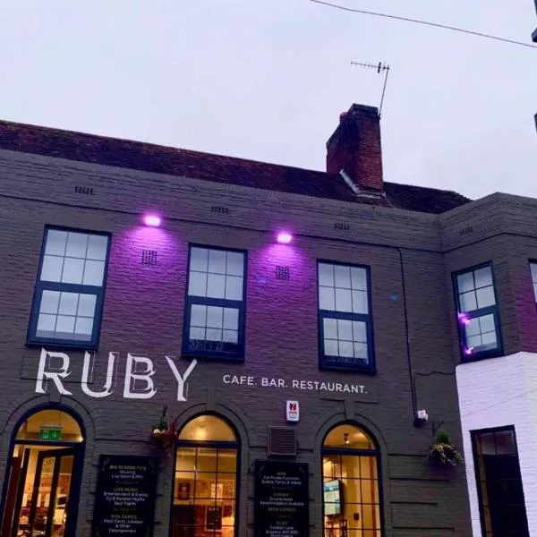 OYO Ruby Pub & Hotel，位于Ditchling的酒店