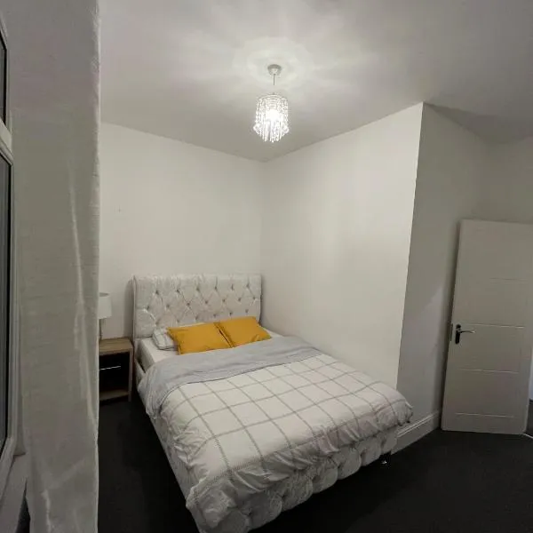 Beautiful 2 bedroom House in central Hartlepool，位于哈特尔普尔的酒店