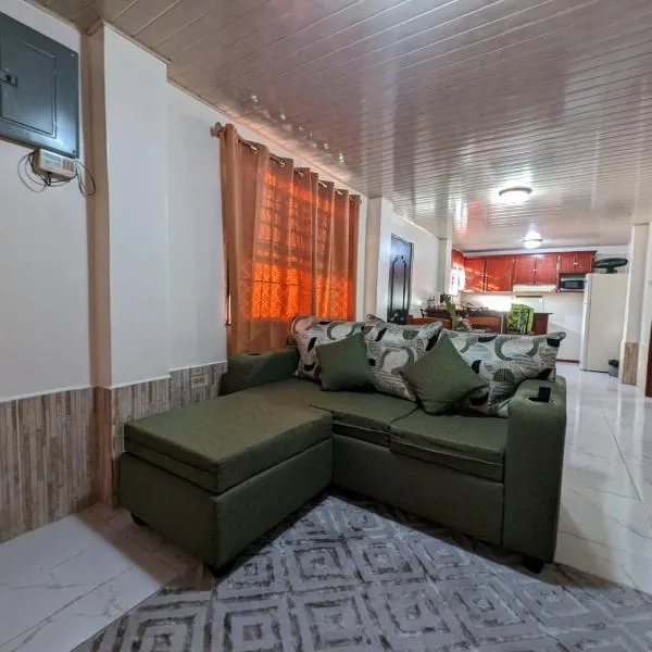 Comfy and Cozy Apartment，位于乔治敦的酒店