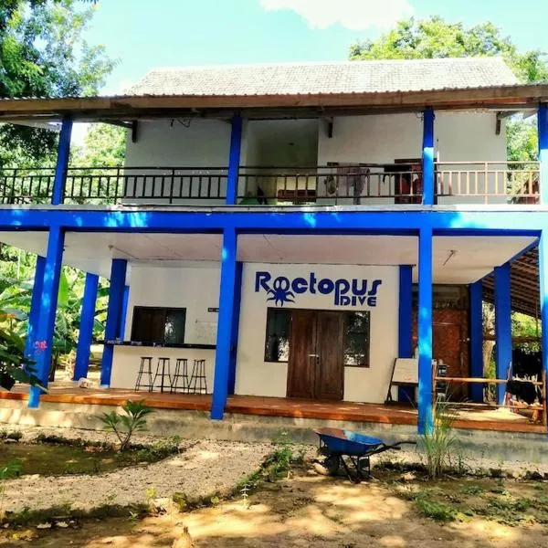 Roctopus Dive Center and Hostel，位于Moyo Island的酒店